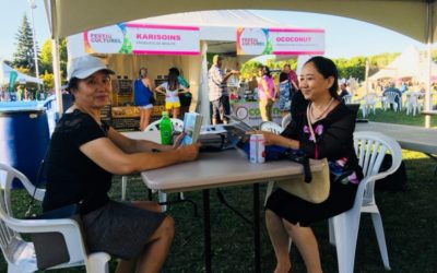 八月十号格瑞斯义工在Brossard 多元文化活动现场，发放格瑞斯多元文化协会宣传册